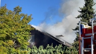 Das Dach eines Wohnhauses brennt und qualmt. Die Feuerwehr konnt den Brand in Wurmlingen noch am Vormittag löschen.