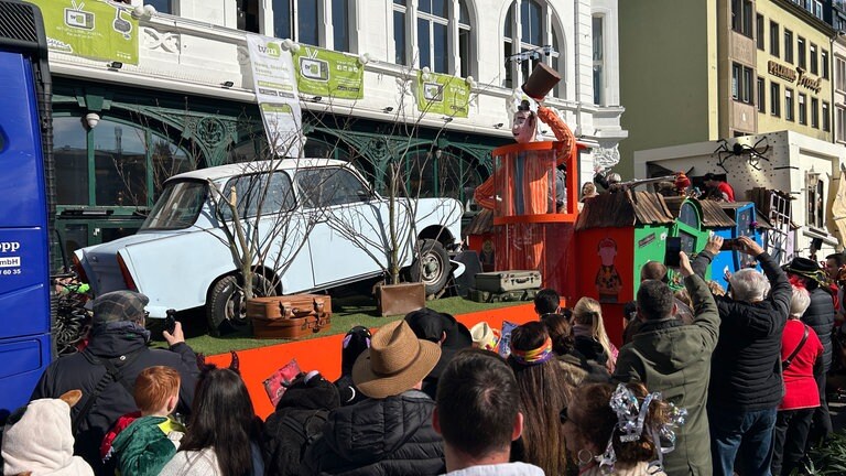 Der Höhepunkt des Straßenkarnevals - tausende Narren säumen in Koblenz mit bunten Kostümen den Rosenmontagszug