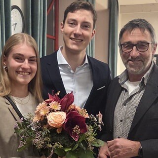 Am Wahlabend freut sich Jan Jäckel mit seiner Partnerin Doreen Mitter und Amtsinhaber Armin Bollinger (rechts) über das Wahlergebnis. Jan Jäckel wird dann im Frühjahr der jüngste Bürgermeister Deutschlands sein. 
