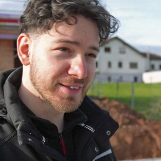 Bauexperte Onur Eyüboglu im Neubaugebiet