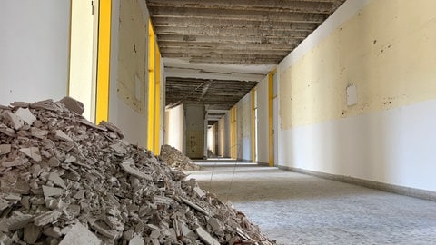 Das Alte Technische Rathaus in Pforzheim soll ab August abgerissen werden. Aktuell wird es entkernt.