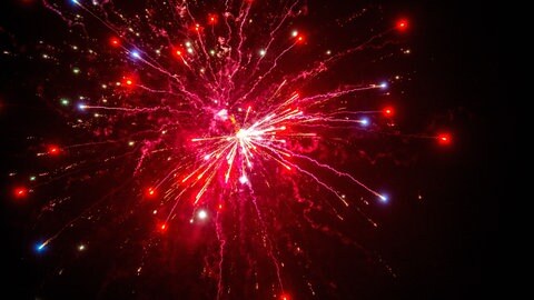 Um das 125-jährige Bestehen ihres Vereins zu feiern, zündeten einige FCK-Fans um Punkt Mitternacht am 2. Juni in Kaiserslautern ein Feuerwerk.