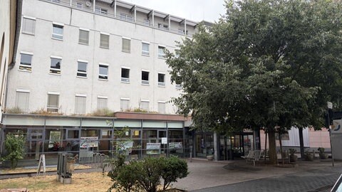 Das Heilig-Geist-Hospital in Bingen von außen. Es soll verkleinert und Regioklinik werden 