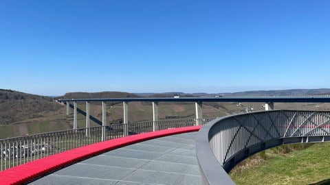 Wer von der Aussichtsplattform an der Hochmoselbrücke herunterschaut, blickt direkt auf den Ürziger Würzgarten. 