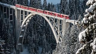 Allegra-Triebzug auf dem Langwieserviadukt