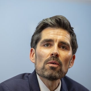 Der rheinland-pfälzische Bildungsminister Sven Teuber (SPD) räumt Versäumnisse im Zusammenhang mit Gewalt an der Ludwigshafener Schule ein