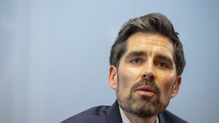 Der rheinland-pfälzische Bildungsminister Sven Teuber (SPD) räumt Versäumnisse im Zusammenhang mit Gewalt an der Ludwigshafener Schule ein