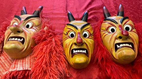 Drei bemalte Holzmasken der Maskengruppe der Fürig Barthel aus Hörden. Die Fürig Barthel ist eine der ältesten Maskengruppen im Murgtal, im Jahr 2026 feiert sie ihr 50. Jubiläum.