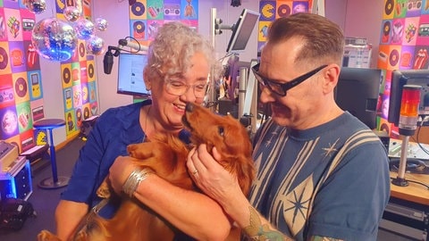 Hund Kalle mit dem SWR1 Hitparaden-Team Annett Lorisz und Jochen Stöckle