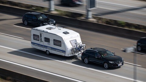 Geklaut? Ein Auto mit einem Wohnwagen fährt auf der Autobahn