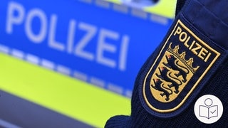 Ein Logo der Polizei Baden-Württemberg. Dahinter die Schrift von einem Polizei·auto. Rechts das SWR Logo in Leichter Sprache.