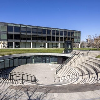 Der baden-württembergische Landtag in Stuttgart mit dem Bürger- und Medienzentrum