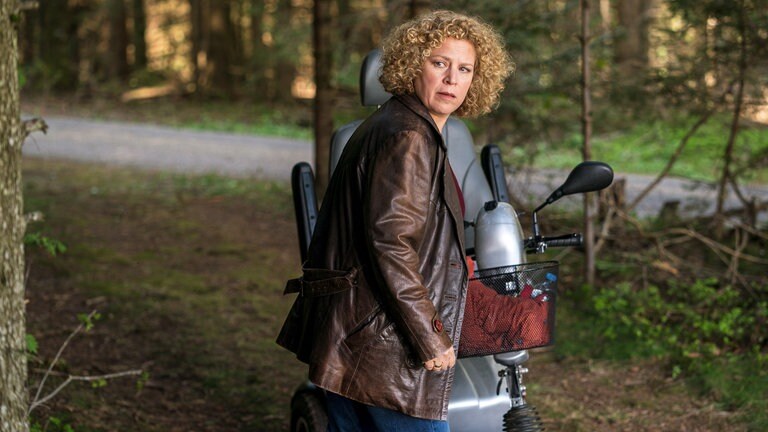 Bea findet Hermanns Elektromobil im Wald
