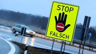Warnschild - Falschfahrer auf der Autobahn. Auf der A61 bei Koblenz hat am Wochenende ein Falschfahrer einen Polizeiwagen gestreift.