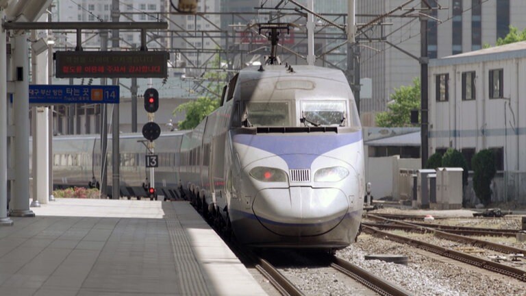 „Koreaner nehmen das Reisen mit der Bahn mit großer Begeisterung wahr. In Freud und Leid werden sie glücklich durch eine Reise. So ist der Zug für sie wie ein Freund.“