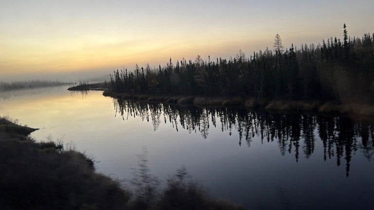 Immer wieder Wald und Wasser: auch beim Blick aus dem Fenster vor Sonnenaufgang. 