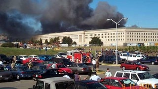 Dichte Rauchwolken steigen am 11.9.2001 aus dem teilweise zerstörten Pentagon in Washington auf