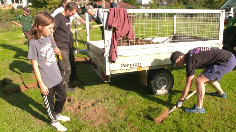 Arbeitseinsatz auf dem Spielplatz von Hettenrodt