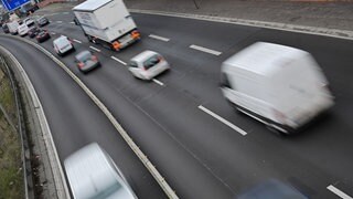 Autos auf einer Autobahn (Symbolbild). Auf der A6 bei Bretzfeld haben Kinder Hundekot in einem Beutel auf ein Auto geworfen. 
