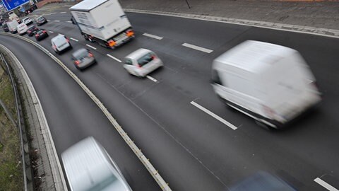 Autos auf einer Autobahn (Symbolbild). Auf der A6 bei Bretzfeld haben Kinder Hundekot in einem Beutel auf ein Auto geworfen. 