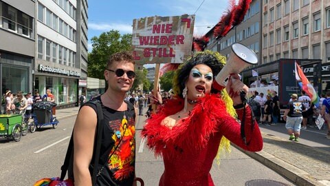 Markus (links) und Emily (rechts) beim CSD Stuttgart 2025