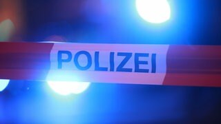 Blaulichter leuchten hinter einem Absperrband der Polizei. Ein 16-Jähriger hat in Oberkochen unter Drogeneinfluss mit dem Auto seines Vaters einen Unfall verursacht. (Symbolbild)