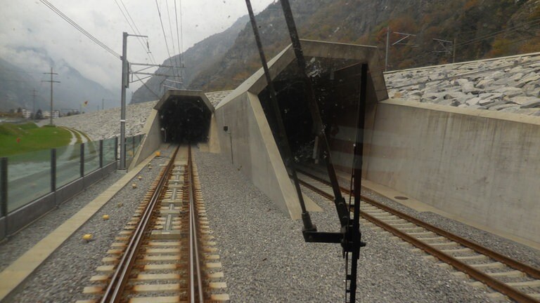 Einfahrt Südportal vom Führerstand einer Güterzug-Lokomotive