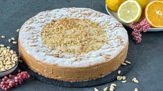 Gedeckter Mürbeteigkuchen mit Vanillecreme und Pinienkernen