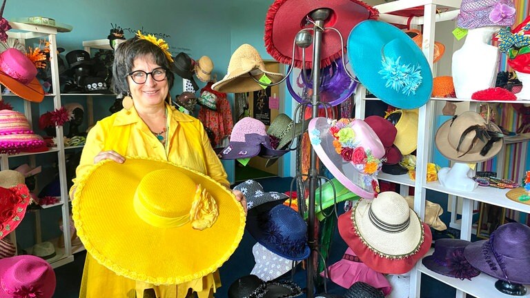 Ton in Ton - ein Sommerhut und Hingucker zugleich. Modistin Christina Schlumberger hat ihn im eigenen Atelier in Ulm gefertigt.