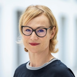 Marie Gediehn steht im Gang eines SWR-Gebäudes.