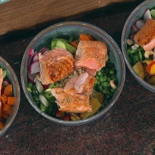 Rezept: Sommer-Bowl mit Reis, mariniertem Gemüse und Lachs aus dem Airfryer
