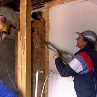 Vater und Tochter gemeinsam bei der Arbeit