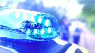 Blaulicht Polizei. Eine Frau ist im Rheingau-Taunus-Kreis tot in einer Ferienwohnung gefunden worden. Der mutmaßliche Täter hat sich selbst angezündet und ist gestorben 