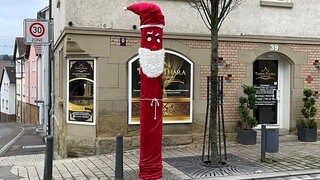 Alle Jahre wieder hüllen Unbekannte die Blitzersäule in Ilsfeld am Nikolaustag entsprechend ein.