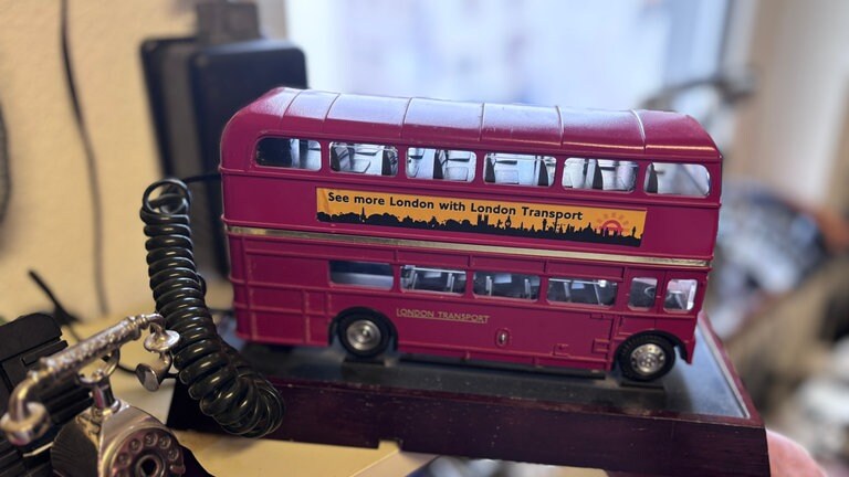 Ein roter Doppeldeckerbus aus London als Telefon für Zuhause. 