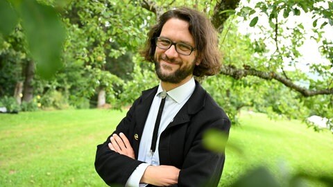 Johannes Kretschmann (Bündnis 90Die Grünen), Sohn des baden-württembergischen Ministerpräsidenten Winfried Kretschmann, steht 2021 am Rande eines Festes in einer Streuobstwiese