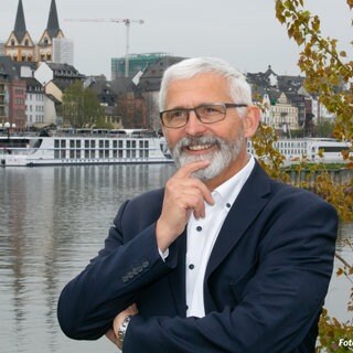 Porträt von Ernst Knopp (CDU) vor der Koblenzer Altstadt. Knopp ist ein Kandidat für die OB Wahl in Koblenz 2025.
