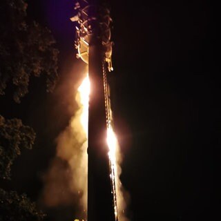 Nach einem Blitzeinschlag stand der Sendemast in Berg (Kreis Ravensburg) in Flammen.