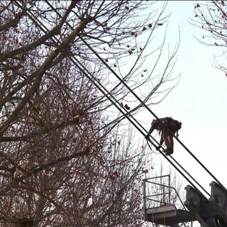 Wartung an einer Seilbahn in luftiger Höhe