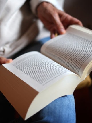 Symbolbild Buchtipps: Eine Frau liest ein Buch.
