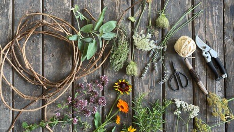 Kräuterkranz mit Sommerblumen