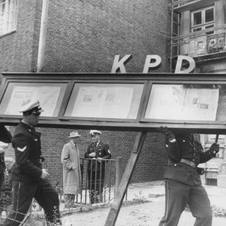 Polizeibeamte räumen nach der Bestätigung des Verbots der KPD am 17. August 1956 das Büro der KP-Landesleitung in Hamburg in der Nagelsallee