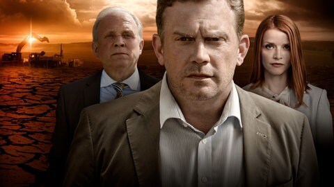 Die Hauptdarsteller des investigativen Fernsehfilms "Bis zum letzten Tropfen" sind Sebastian Bezzel als Bürgermeister, Ulrich Tukur als Manager eines Getränkekonzerns und Karoline Herfurth als Vertreterin des Umweltministeriums. In der Bildmontage schauen alle drei eher skeptisch drein, im Hintergrund eine große, bedrohlich wirkende Wasserförderanlage, der Boden davor zeigt Risse von der Trockenheit.
