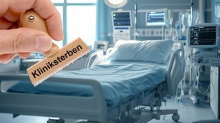 Kliniksterben - Ein Holzstempel ist beschriftet mit dem Aufdruck Kliniksterben über dem Bild von einem Krankenzimmer mit Bett in einem Krankenhaus - FOTOMONTAGE 