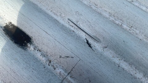 Lack blättert von der Rheinbrücke Maxau ab.