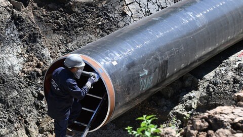 Auf einer Baustelle für eine neue Pipeline für Gas und Wasserstoff werden Rohre verlegt. Die Energie Baden-Württemberg (EnBW) investiert rund eine Milliarde Euro in den Aufbau einer ersten Infrastruktur für Wasserstoff. 