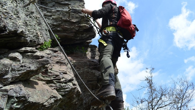 Kletterführer Georg Fox begeht den Manderscheider Burgenklettersteig.