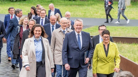 Gordon Schnieder (CDU) und seine neuen Minister auf dem Weg in den Landtag
