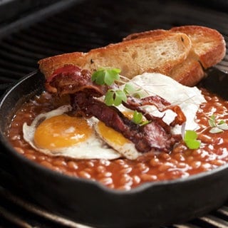 Frühstück vom Grill mit Bohnen, Speck und Spiegeleiern