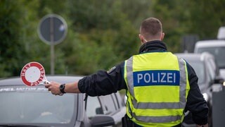 Grenzkontrolle: Polizisten kontrollieren Fahrzeuge auf der A64 bei Trier 